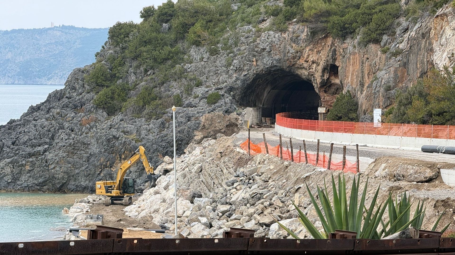 Camerota, proseguono i lavori sulla SR 562 a Mingardo–Cala del Cefalo: traffico a senso unico alternato