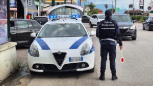 Inseguimento sulla SS18: 25enne evade dai domiciliari e fugge a 140 km/h, denunciato