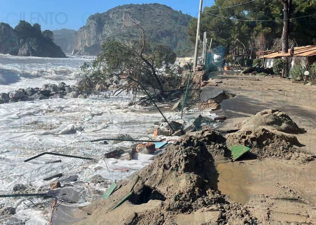 Marina di Camerota, il mare invade un villaggio turistico alla foce del Mingardo: strade e bungalow sommersi