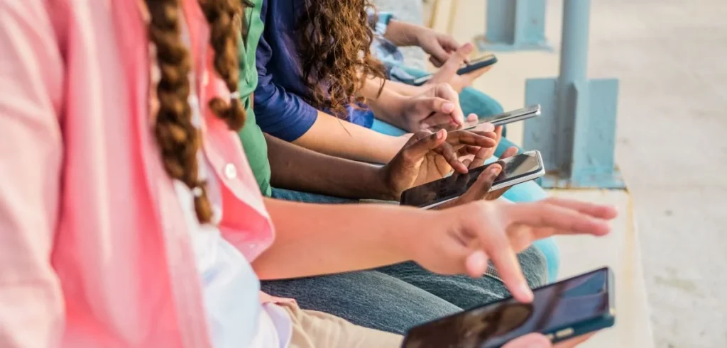 La Spagna dichiara guerra ai social: vietato l’accesso agli under 16 e piattaforme sotto accusa