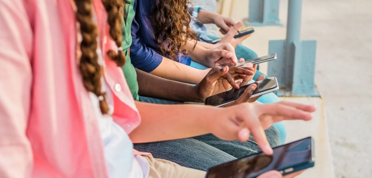 La Spagna dichiara guerra ai social: vietato l’accesso agli under 16 e piattaforme sotto accusa