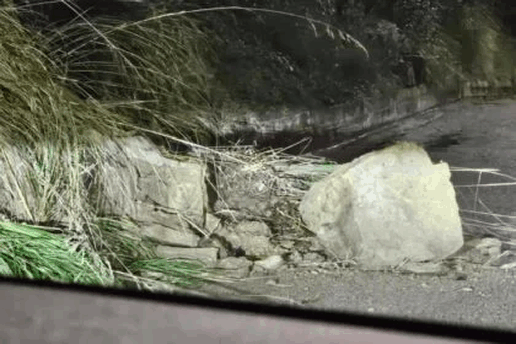 Montecorice, frane a Cosentini: nuove cadute di pietre sulla strada di accesso al borgo