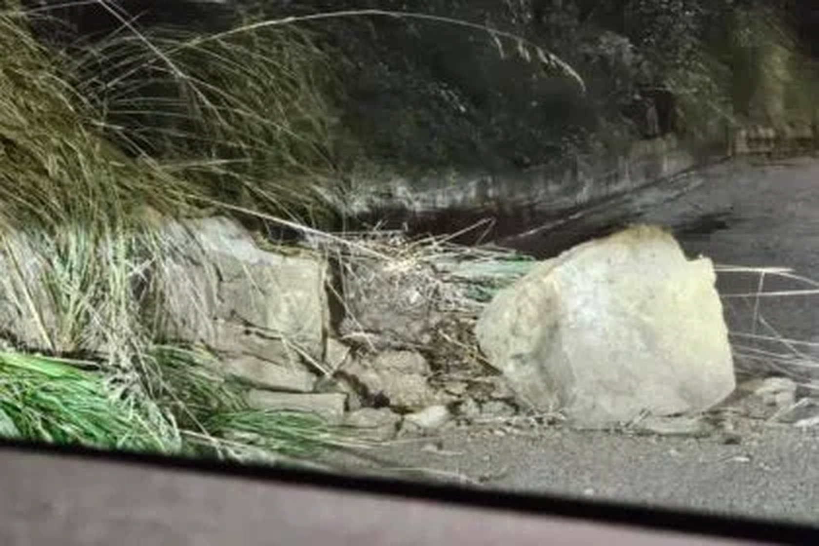 Montecorice, frane a Cosentini: nuove cadute di pietre sulla strada di accesso al borgo