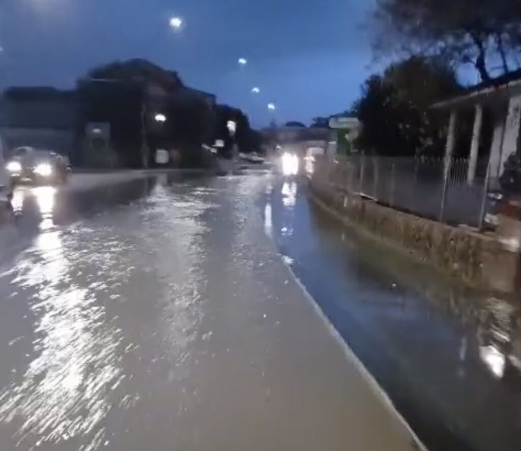 Maltempo nel Cilento, pioggia insistente sul Golfo di Policastro: strade allagate e interventi in corso