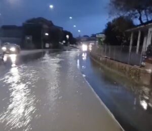 Maltempo nel Cilento, pioggia insistente sul Golfo di Policastro: strade allagate e interventi in corso