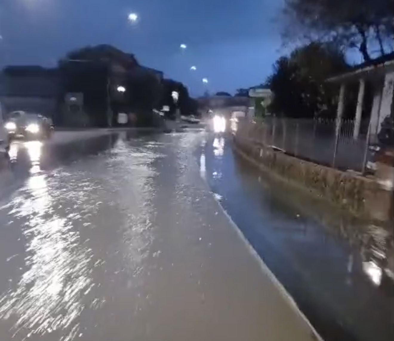 Maltempo nel Cilento, pioggia insistente sul Golfo di Policastro: strade allagate e interventi in corso