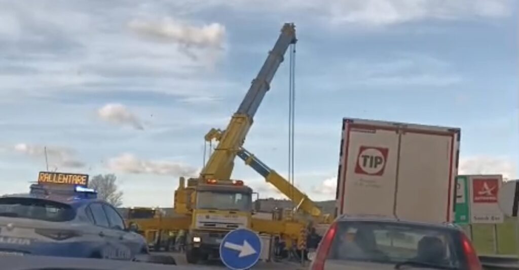 Autotreno si ribalta sull’A2 tra Contursi e Campagna: traffico rallentato in direzione nord