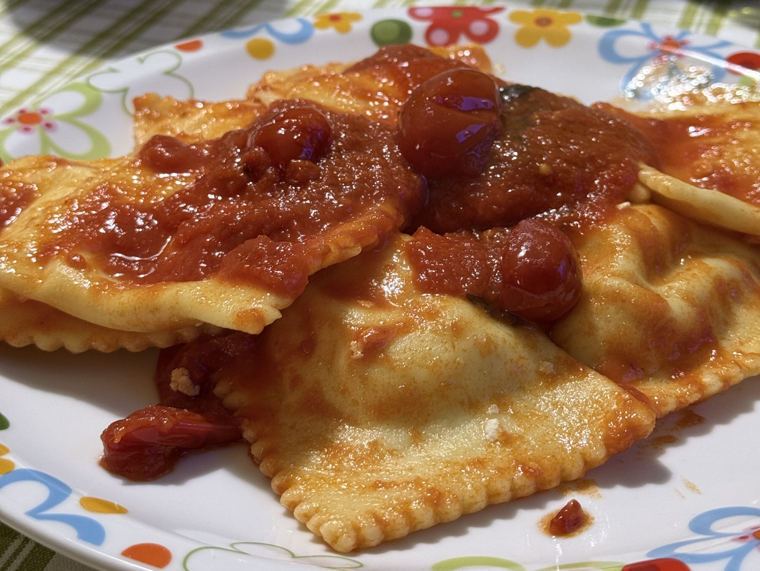 La ricetta della nonna: ravioli ripieni di ricotta al sugo, il profumo di casa