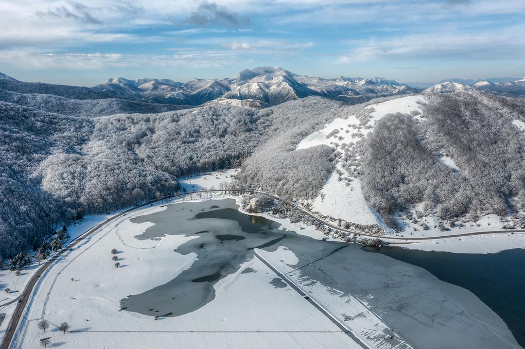 Inverno outdoor in Campania: neve, ciaspole e natura sul Lago Laceno
