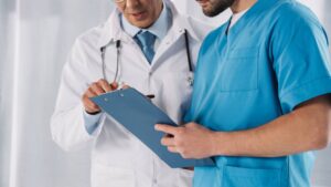 Maggiori garanzie per i medici delle strutture sanitarie, con la possibilità di coinvolgerne le assicurazioni