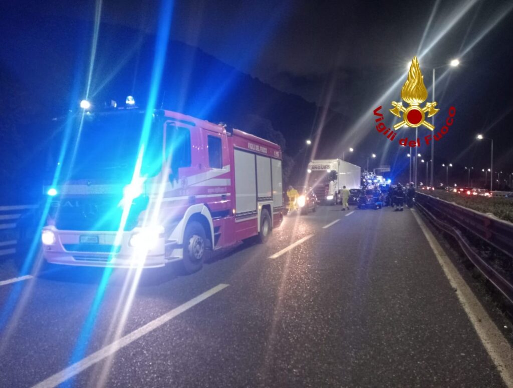 Salerno, maxi tamponamento sulla tangenziale: sei auto coinvolte, un ferito