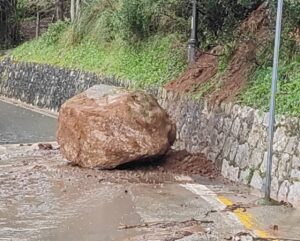 Palinuro, enorme masso precipita sulla strada per il porto: tragedia sfiorata vicino alla capitaneria