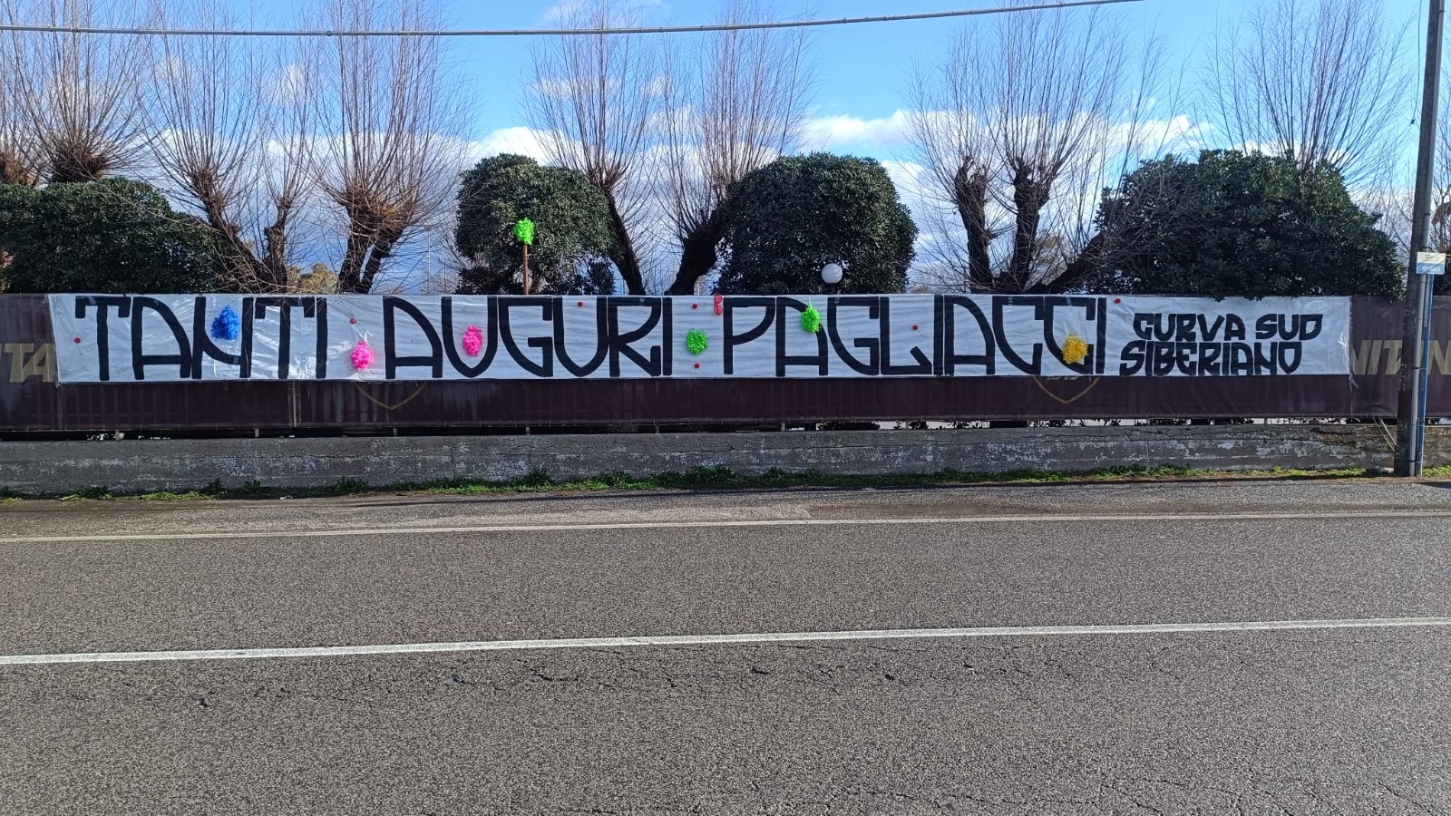 Salernitana, lo striscione dei tifosi nel giorno di Carnevale: «Tanti auguri pagliacci»