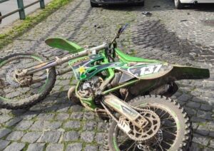 Sala Consilina, scontro tra moto e auto in via Mario Pagano: grave un ventenne