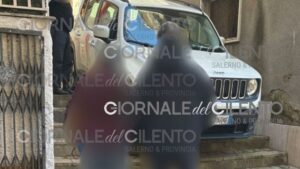 Marina di Camerota, navigatore sbaglia strada jeep finisce sulla scalinata