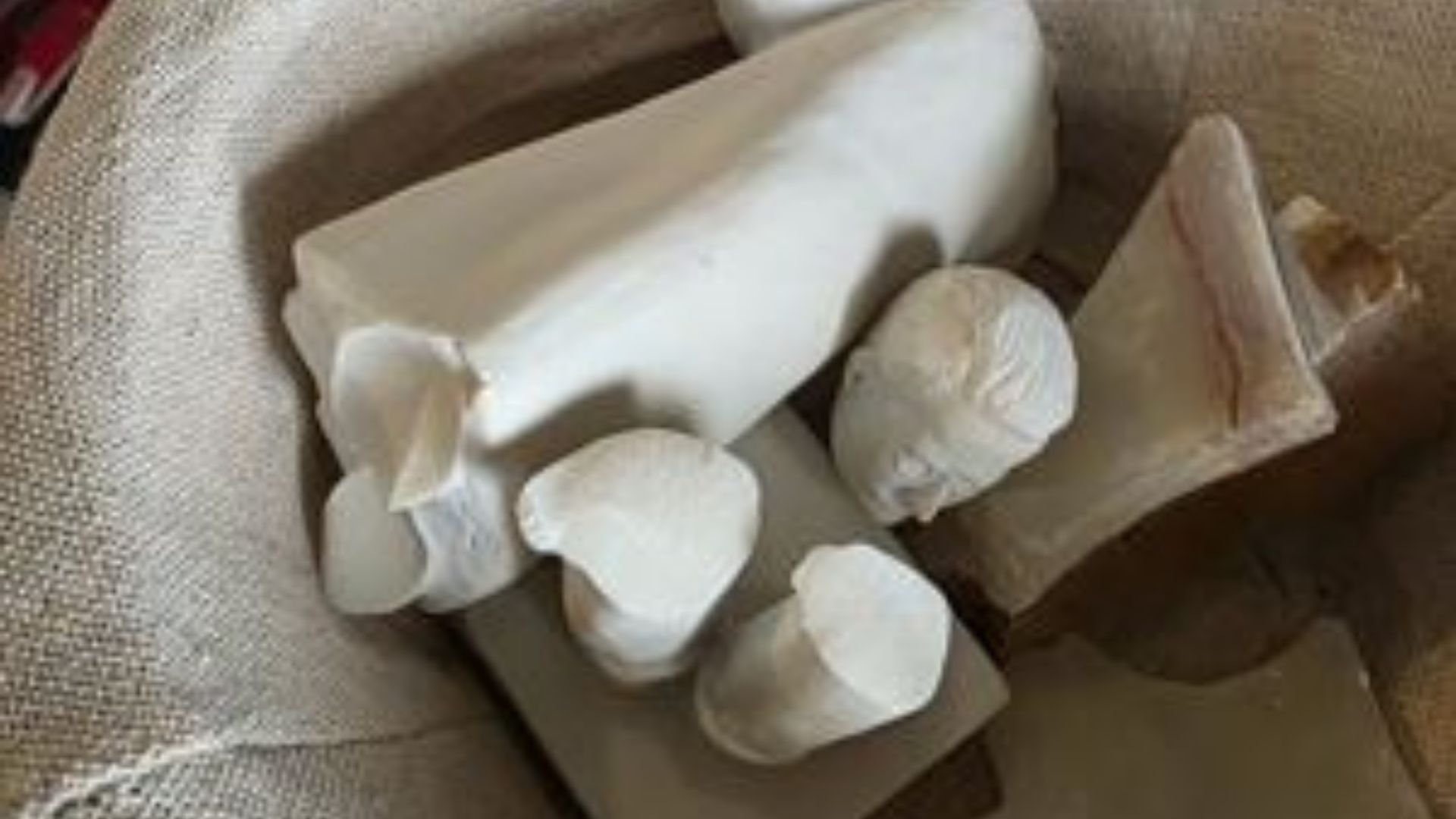 Polla, devastata la cappella del Curto: statue sacre lanciate all’esterno dell’ospedale