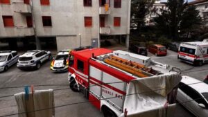 Pontecagnano Faiano, uomo in evidente stato di agitazione si è barricato in casa