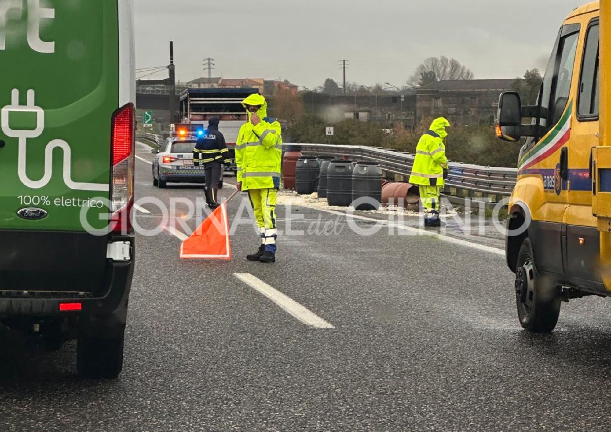 Pontecagnano, mezzo pesante perde materiale sull’A2: traffico rallentato in direzione sud