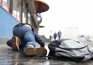 Neve e ghiaccio: di chi è la colpa se si cade? Le responsabilità legali tra Comune, condomini e privati