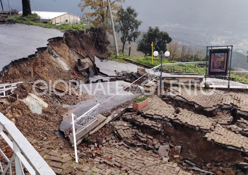 Torraca colpita da una frana: danni al sagrato e alla strada, ma la chiesa è salva