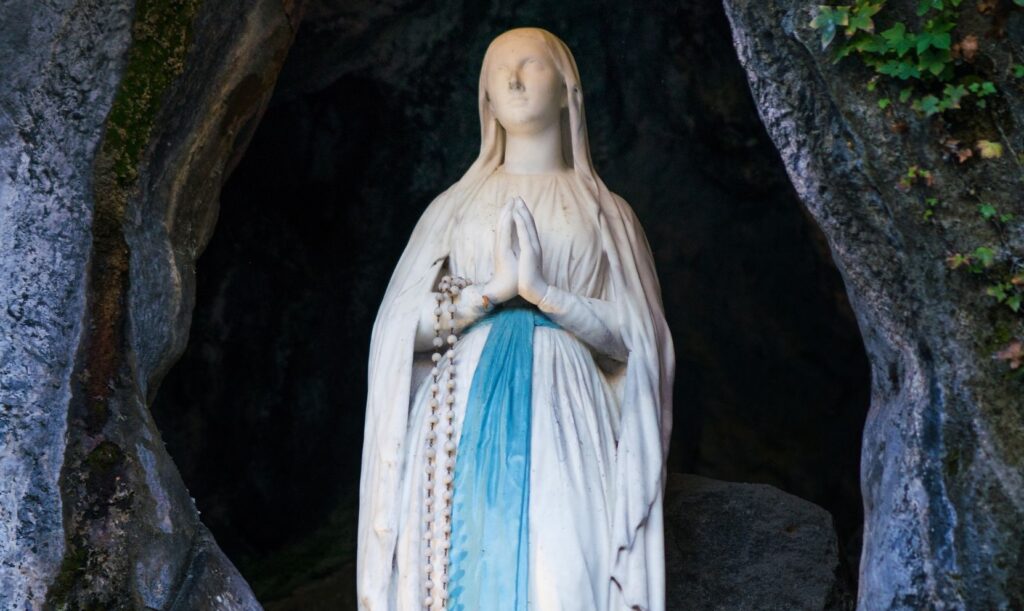 Madonna di Lourdes: 168 anni dalle apparizioni, pellegrini in preghiera in tutto il mondo