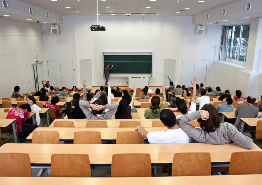 Scelte universitarie in Italia: economia, tecnologia e salute guidano le immatricolazioni