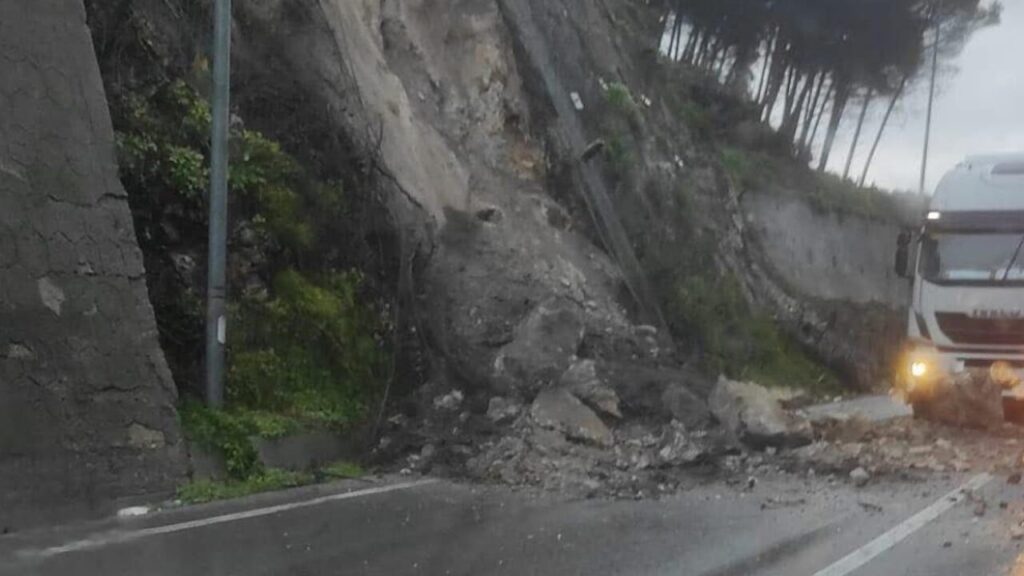 Frana in via Fra’ Generoso a Salerno: viadotto Alfonso Gatto chiuso al traffico in entrambi i sensi