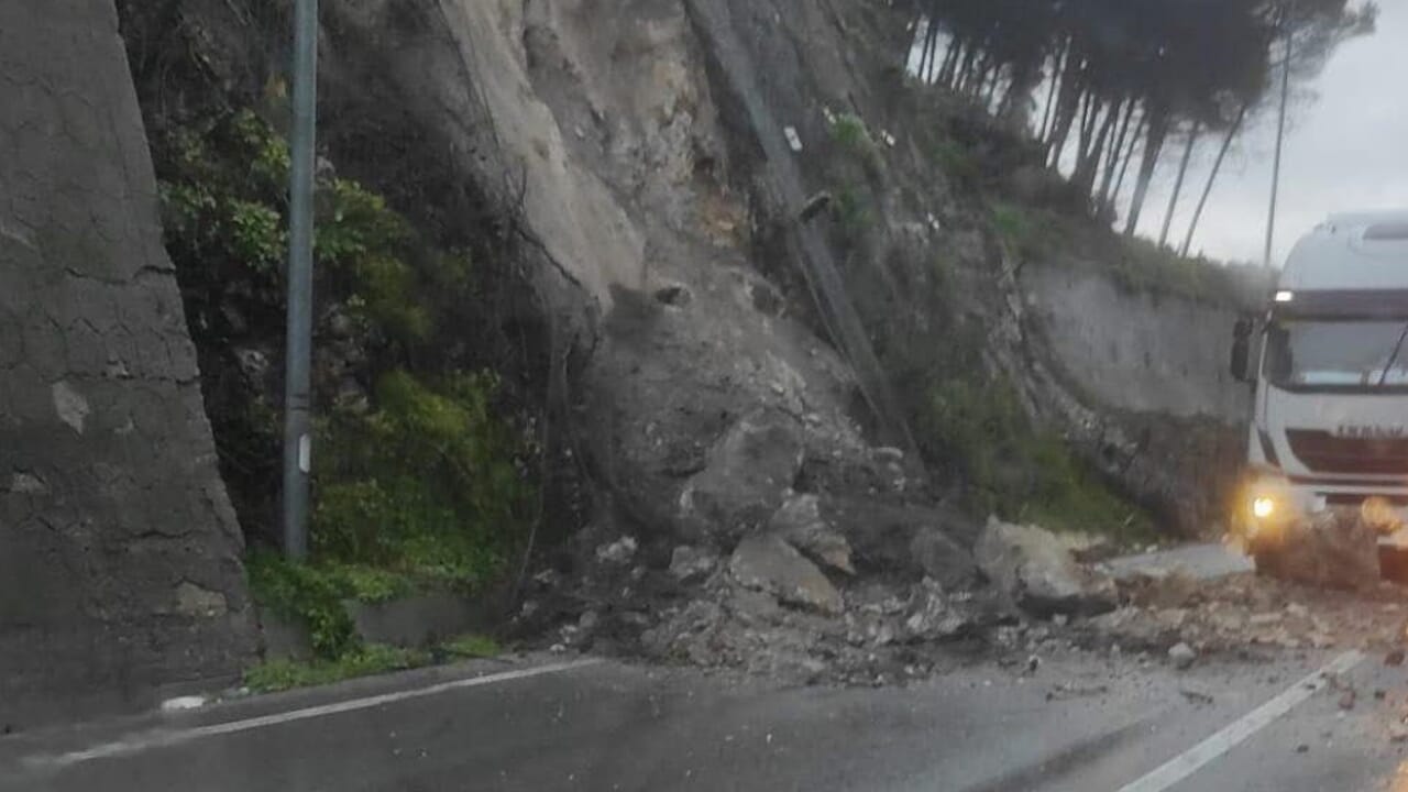 Frana in via Fra’ Generoso a Salerno: viadotto Alfonso Gatto chiuso al traffico in entrambi i sensi