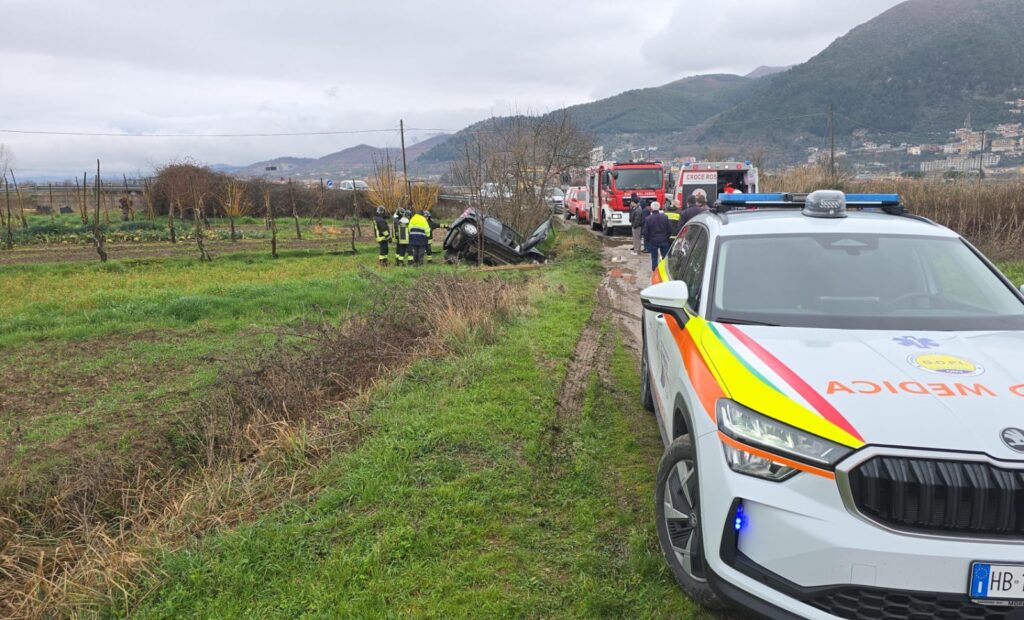 Incidente sulla tra Sala Consilina e Teggiano, anziano finisce fuori strada: estratto dai vigili del fuoco