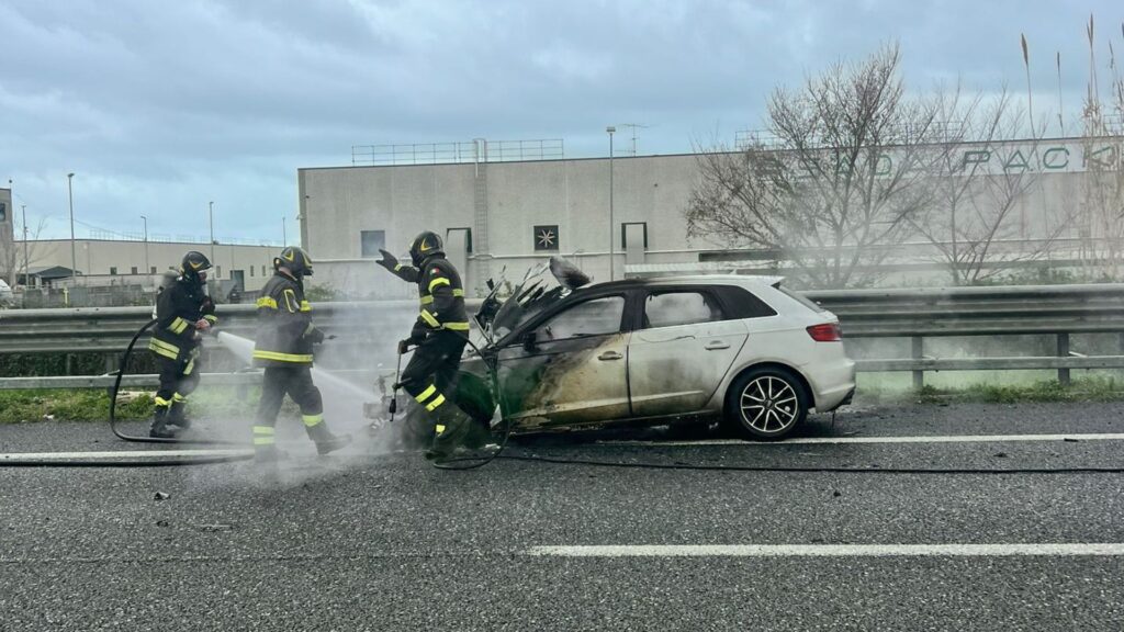 Auto in fiamme sulla A2 a Pontecagnano: nessun ferito