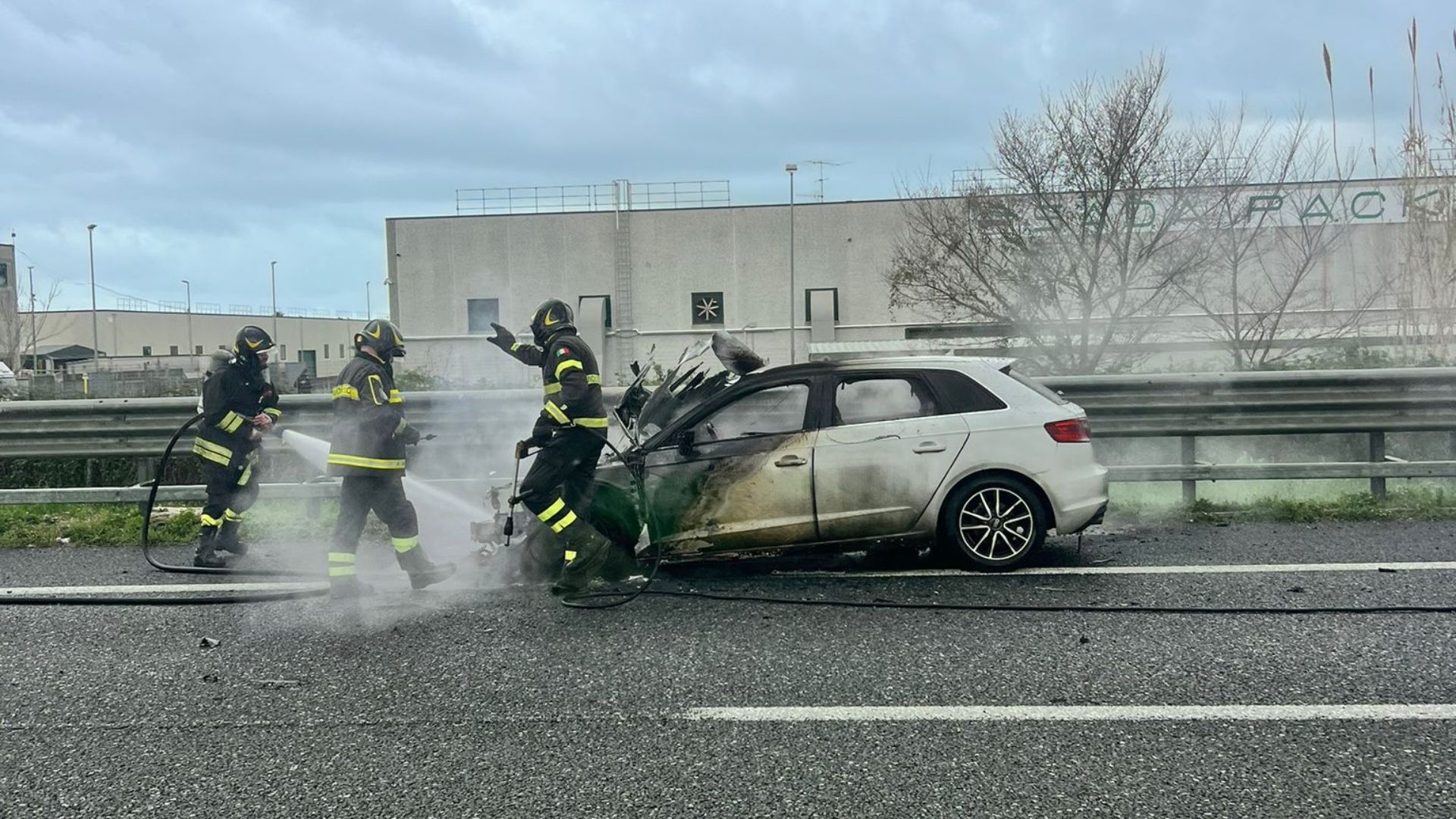 Auto in fiamme sulla A2 a Pontecagnano: nessun ferito