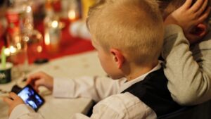 Oltre la Spagna: come il mondo sta regolando l’accesso dei minori ai social