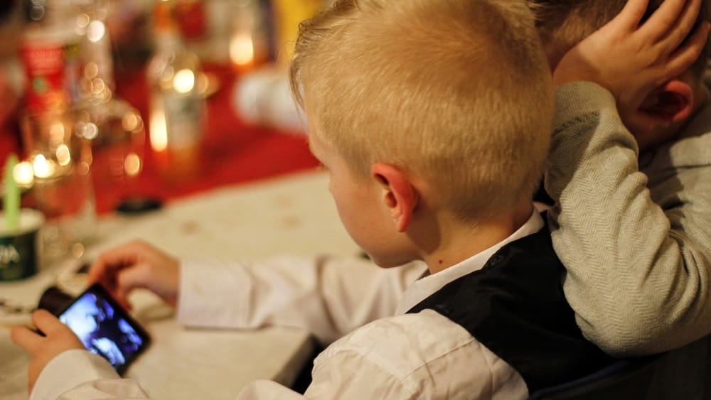 Oltre la Spagna: come il mondo sta regolando l’accesso dei minori ai social