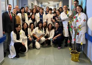 Battipaglia, piantati melograni e panchina dorata: l’iniziativa per la Giornata contro il cancro infantile