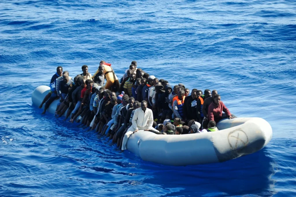 Humanity 1 soccorre 33 migranti e avvista due cadaveri: rotta verso Napoli