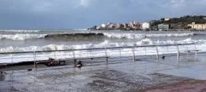Sapri, l’onda della polemica: mareggiate, danni e il futuro incerto del lungomare