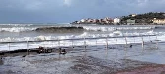 Sapri, l’onda della polemica: mareggiate, danni e il futuro incerto del lungomare