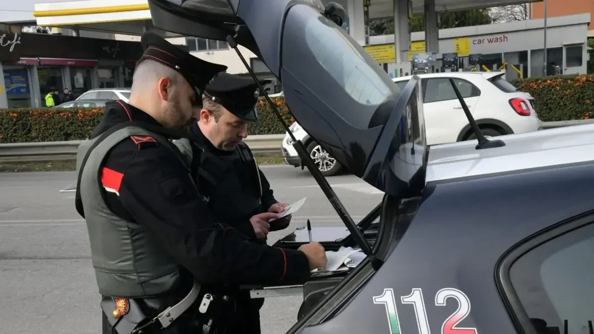 Fuga da posto di blocco a Nocera Inferiore: indagini in corso