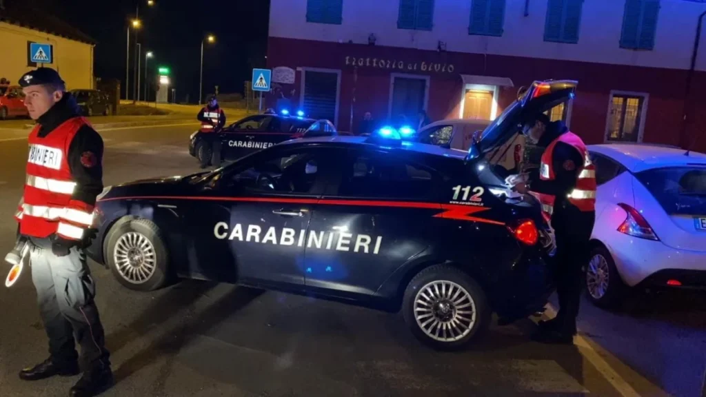 Movida violenta, due giovani feriti da arma da taglio fuori da un locale