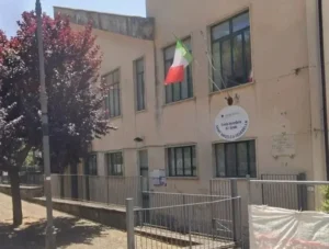 Sant’Angelo a Fasanella: crollo parziale alla scuola “D’Urso”, lezioni sospese