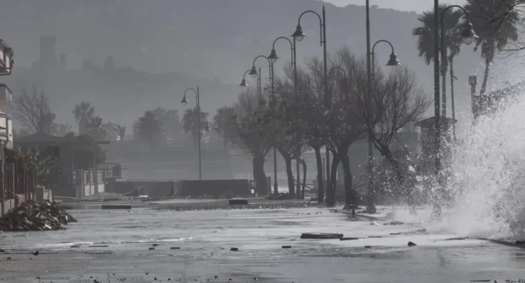 Casal velino: le barriere costiere sotto accusa tra mareggiate e interrogazioni parlamentari