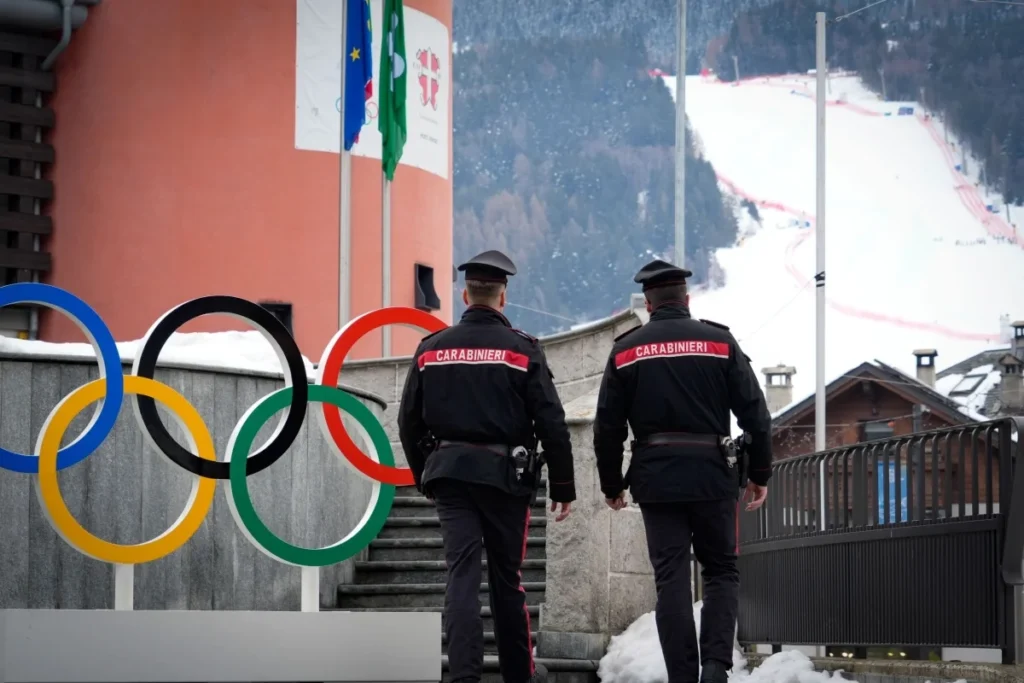 Olimpiadi Milano Cortina, carabinieri di Salerno salvano una donna dal soffocamento
