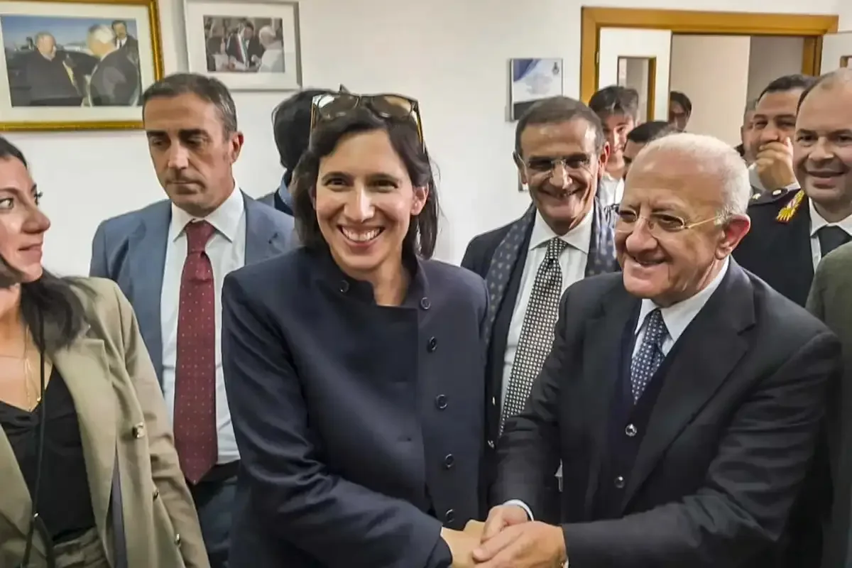 Schlein a Napoli tra referendum e il nodo del campo largo