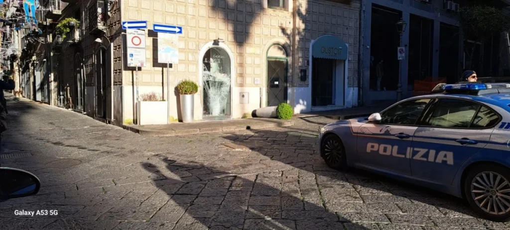 Salerno, spaccata notturna in gioielleria a piazza Portanova