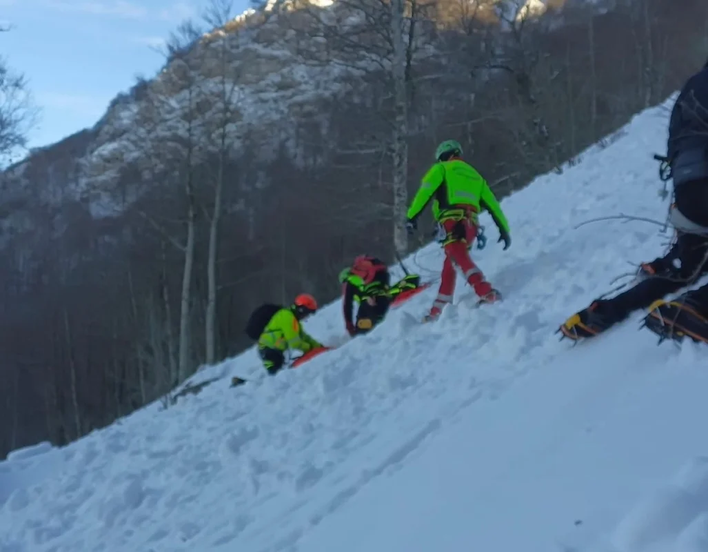 Escursionista ferito sul monte Cervati: complesso soccorso in zona impervia