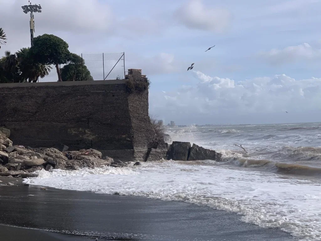 Salerno, nuove crepe e cedimenti sul lungomare Tafuri-Marconi dopo le mareggiate