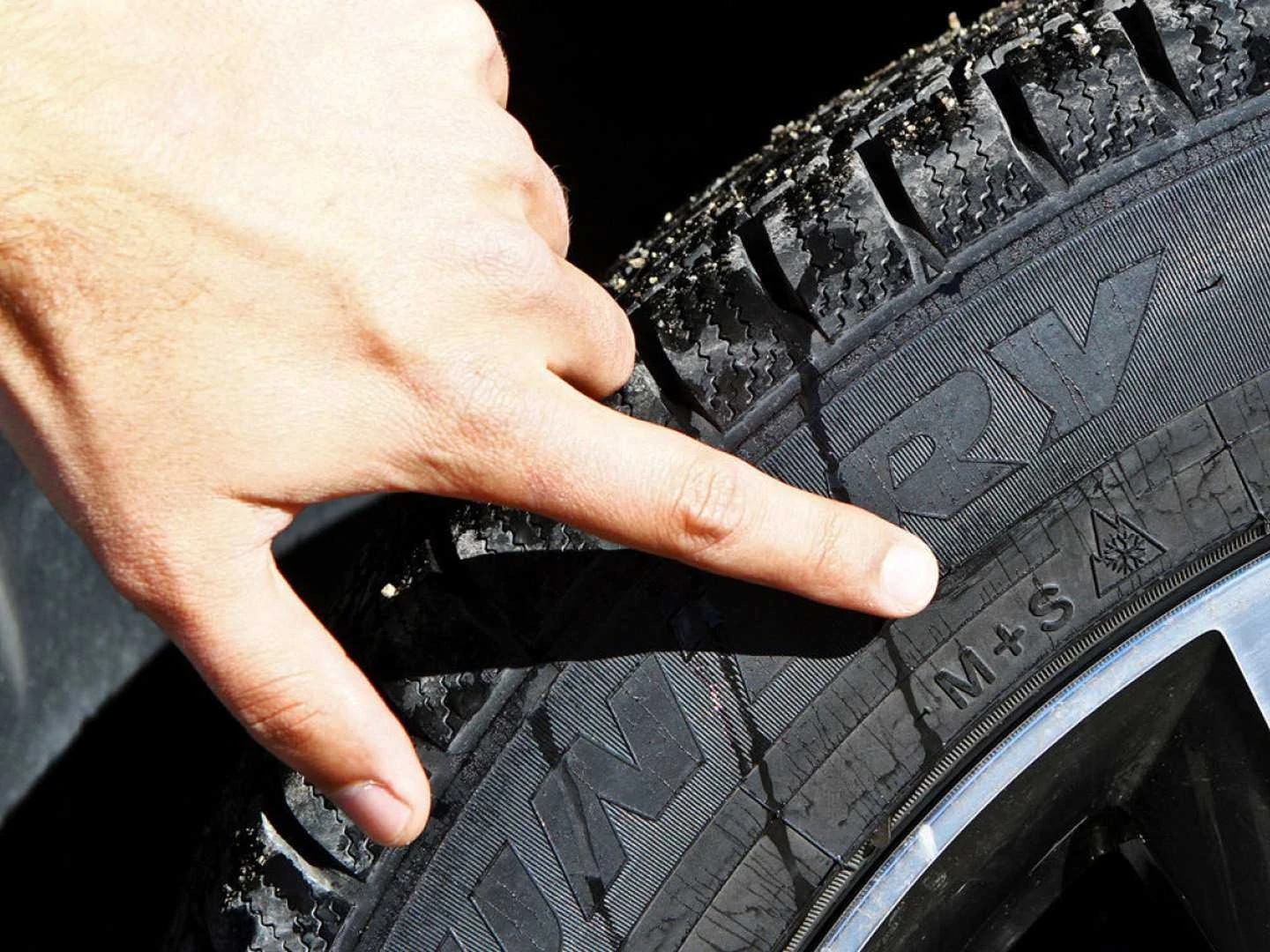 Pneumatici quattro stagioni o invernali? Cosa conviene davvero