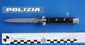 Coltellata tra minorenni a Salerno: arrestato un 17enne, grave ferimento all’uscita da scuola