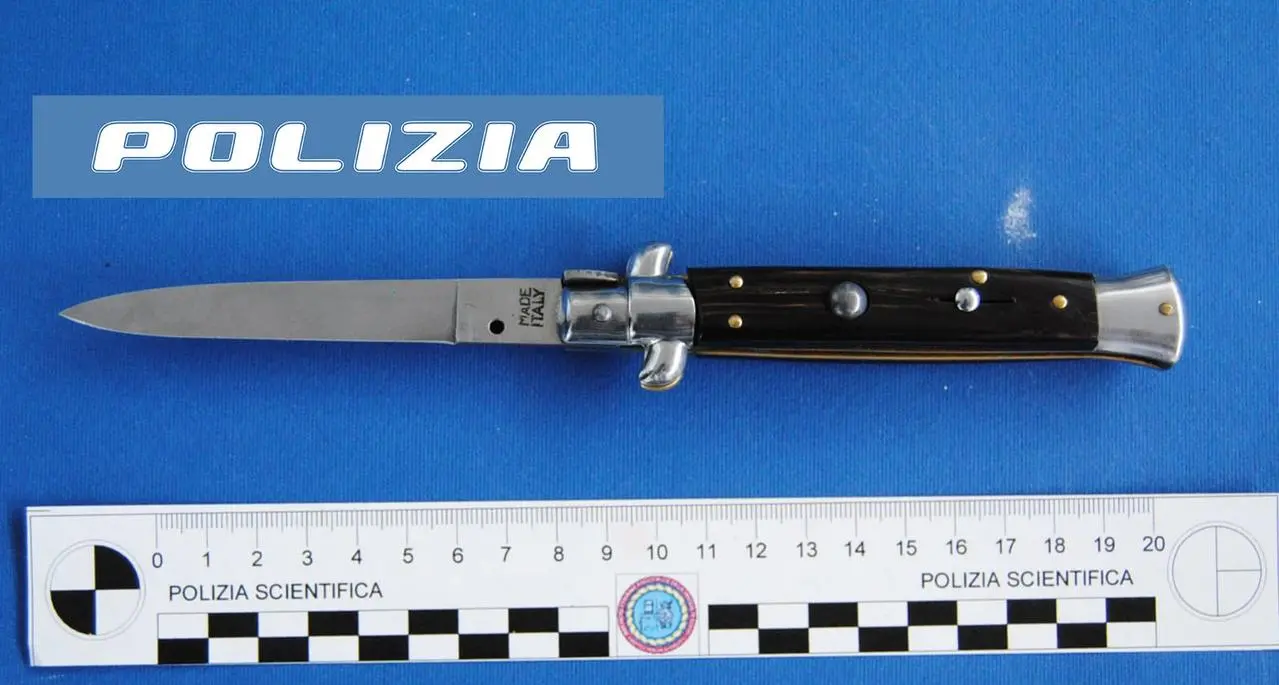 Coltellata tra minorenni a Salerno: arrestato un 17enne, grave ferimento all’uscita da scuola