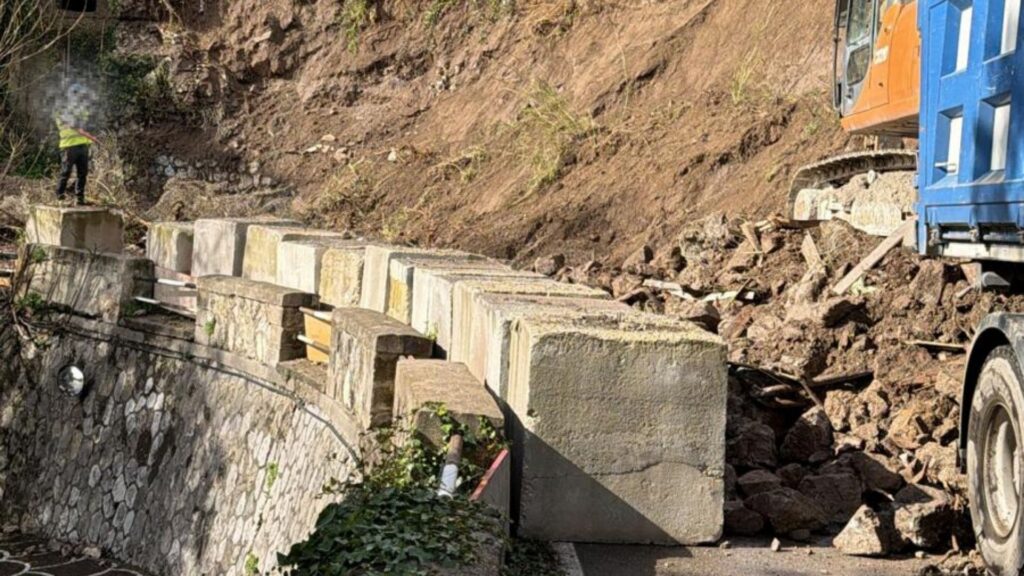 Amalfitana, frana in zona Fuenti: in corso i lavori di pulizia e ripristino della carreggiata